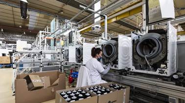 Un trabajador de la planta de BSH en La Cartuja (Zaragoza).